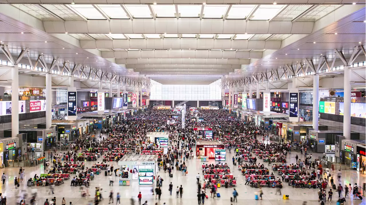 Pourquoi il y aura moins de publicités lumineuses dans les gares et aéroports