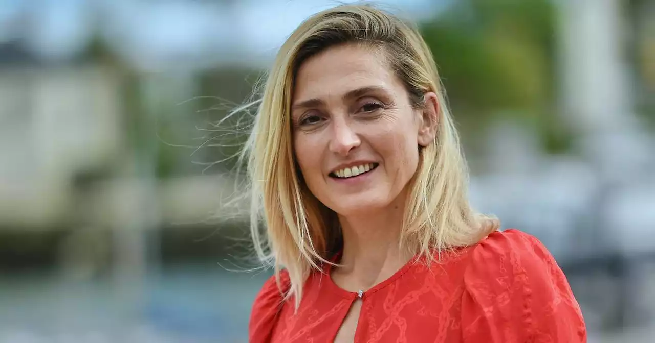 «On peut faire des petites choses» : Julie Gayet parle de chirurgie esthétique