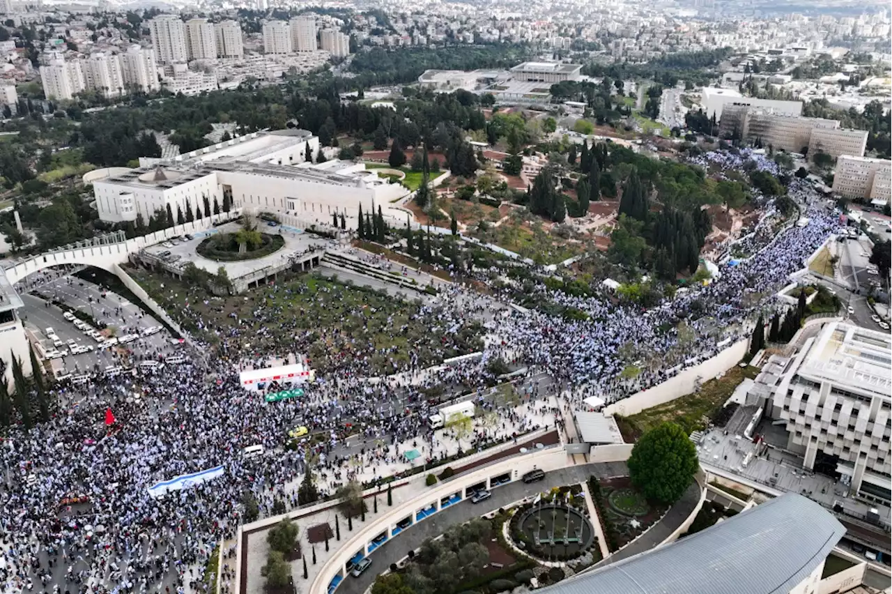 Netanyahu delays Israeli judicial reforms after mass protests