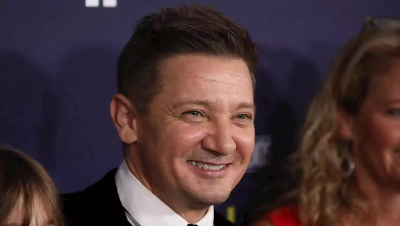 Accident de Jeremy Renner : l'acteur de Marvel remarche après 3 mois de rééducation, ses fans saluent un héros