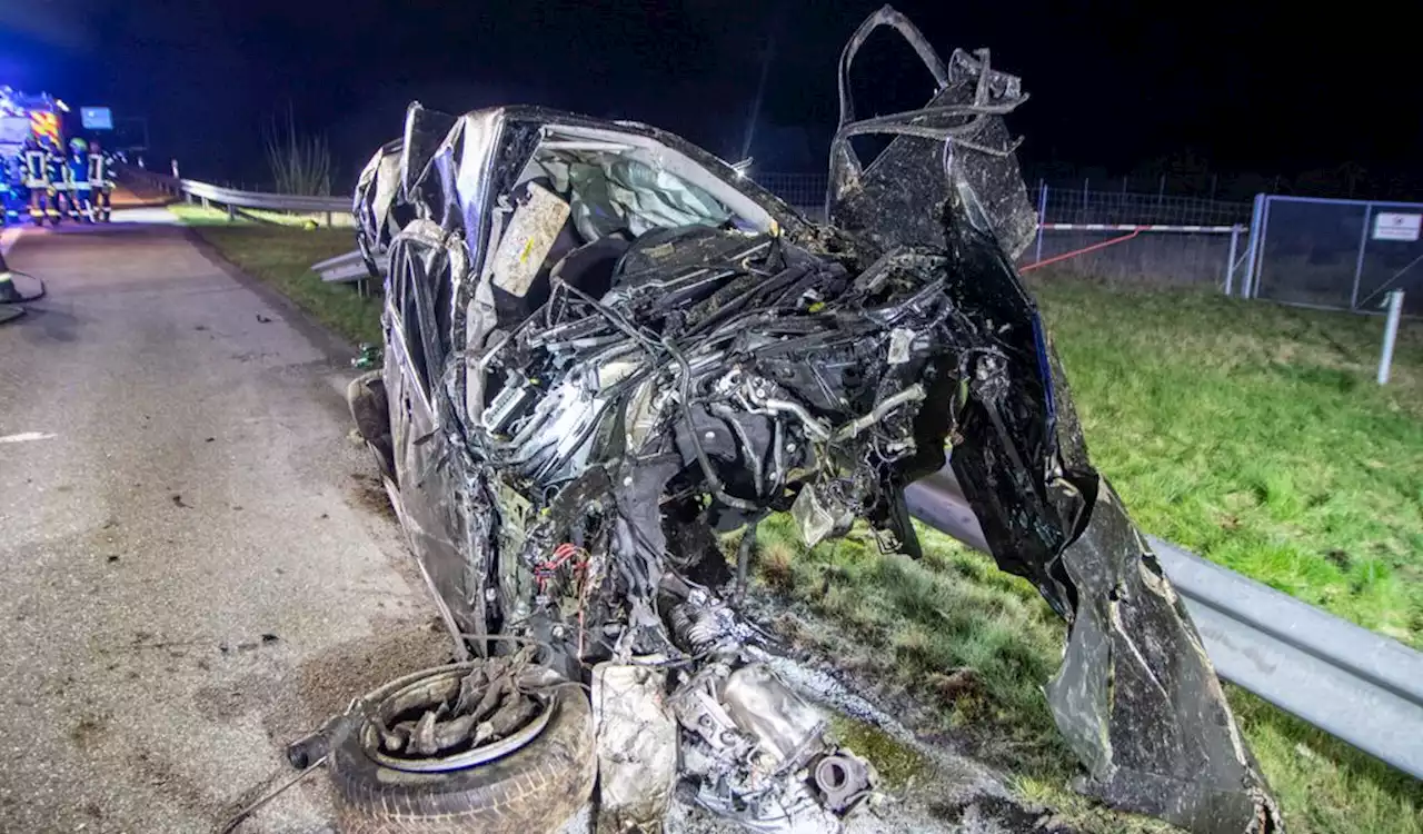 Autowrack fliegt meterweit über A20 – Fahrer überlebt heftigen Unfall