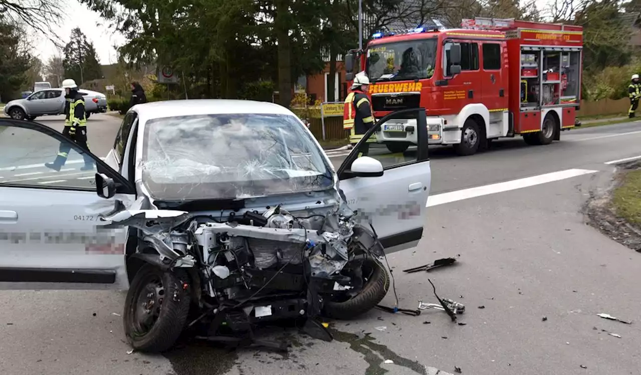 Heftige Kollision: Pflegedienst-Auto kracht mit Lkw zusammen