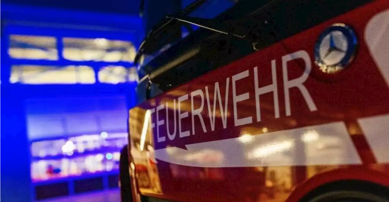 Auto-Motorraum brennt komplett aus: Feuerwehr verhindert Schlimmeres