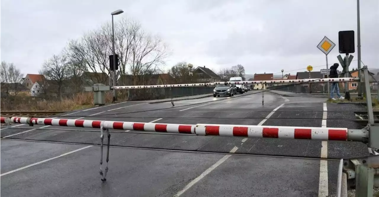 Bahnübergang einen Tag länger offen – für Baustelle fehlten die Schilder