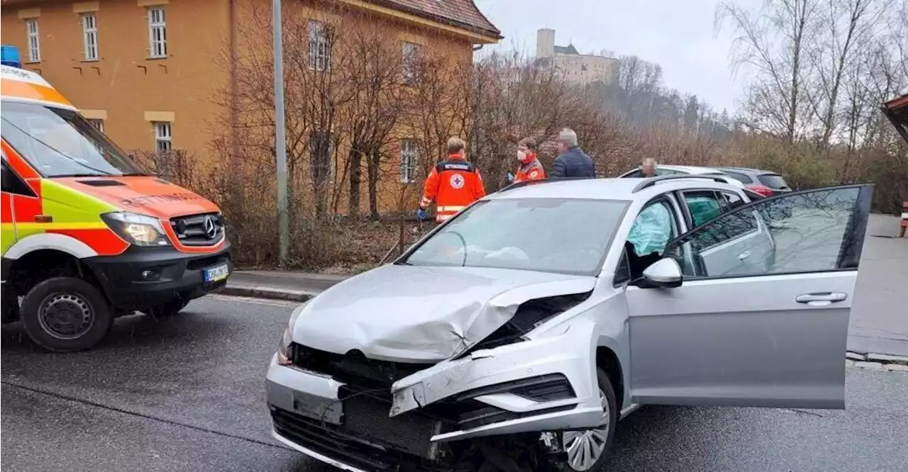 Kollision in Falkenstein: VW-Fahrerin (30) übersieht Ford Transit