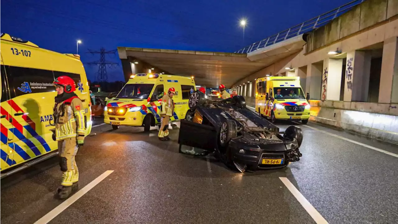 Auto op de kop bij zwaar ongeval op A1 bij Muiden, traumaheli landt op snelweg