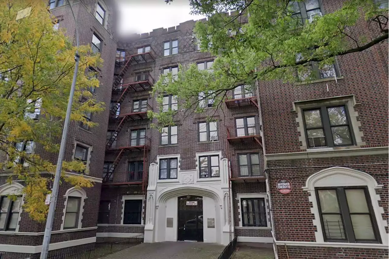 Man fatally stabbed by trio while smoking cigarette inside NYC building