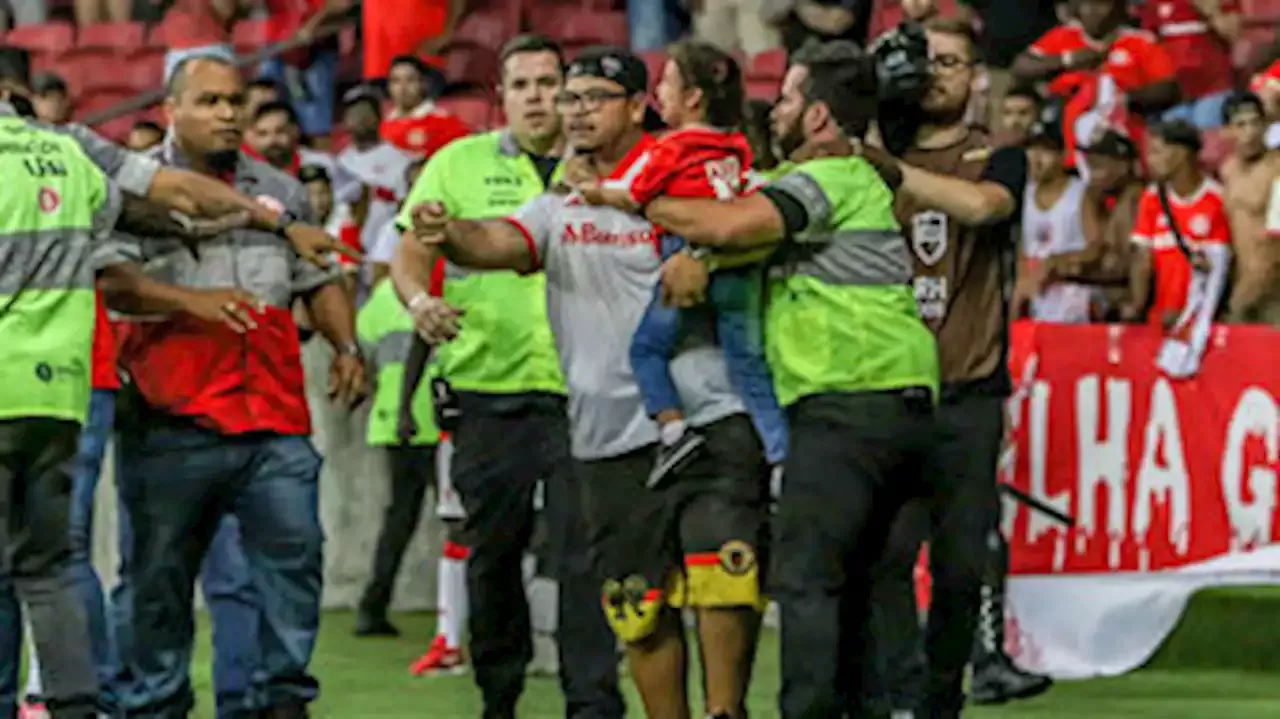 Polícia instaura inquéritos contra torcedor que invadiu gramado do  Beira-Rio com criança de colo - Esportes - R7 Futebol
