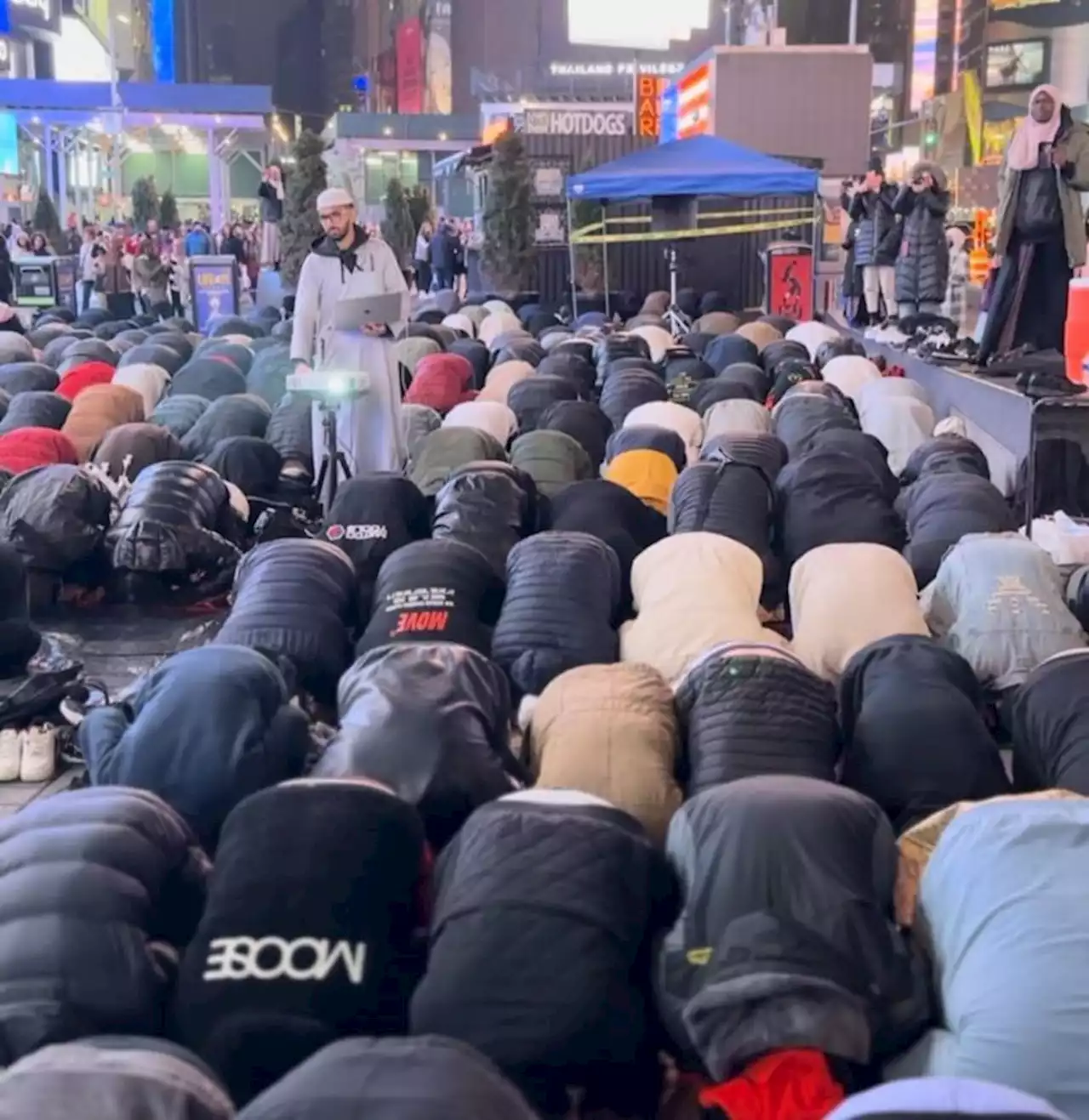 Ribuan Umat Islam Sholat Tarawih di Times Square, New York