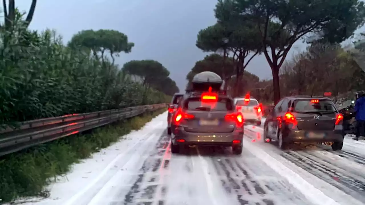 Grandinata a Roma sud, traffico paralizzato tra Ostia e l'Eur