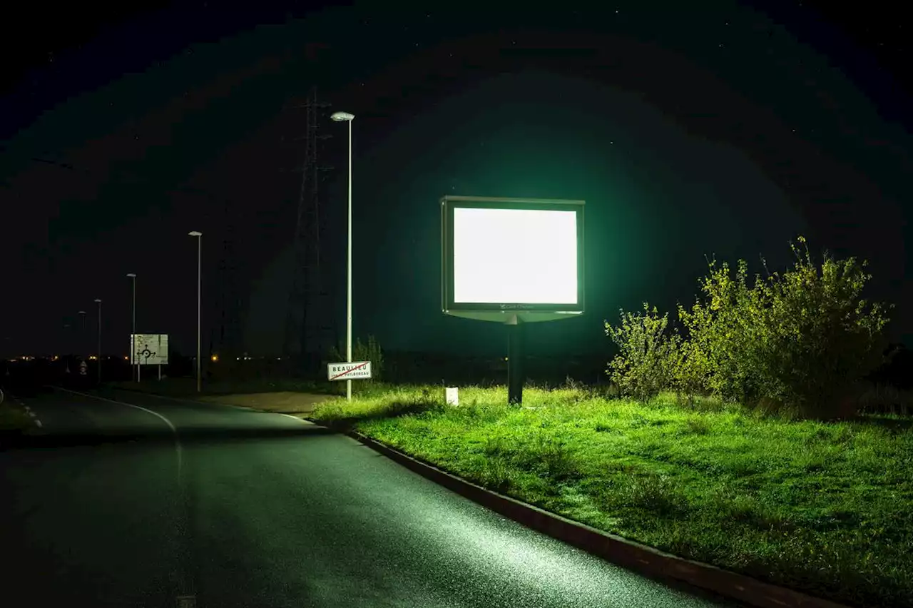 « Sobriété » sur les publicités lumineuses : gares et aéroports vont aussi s’y mettre