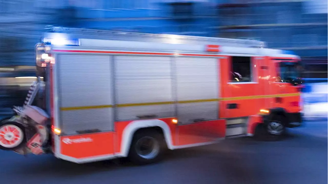 Mindestens zwei Verletzte: Mehr als 100 Feuerwehrleute bekämpfen Brand in Berliner Altenheim