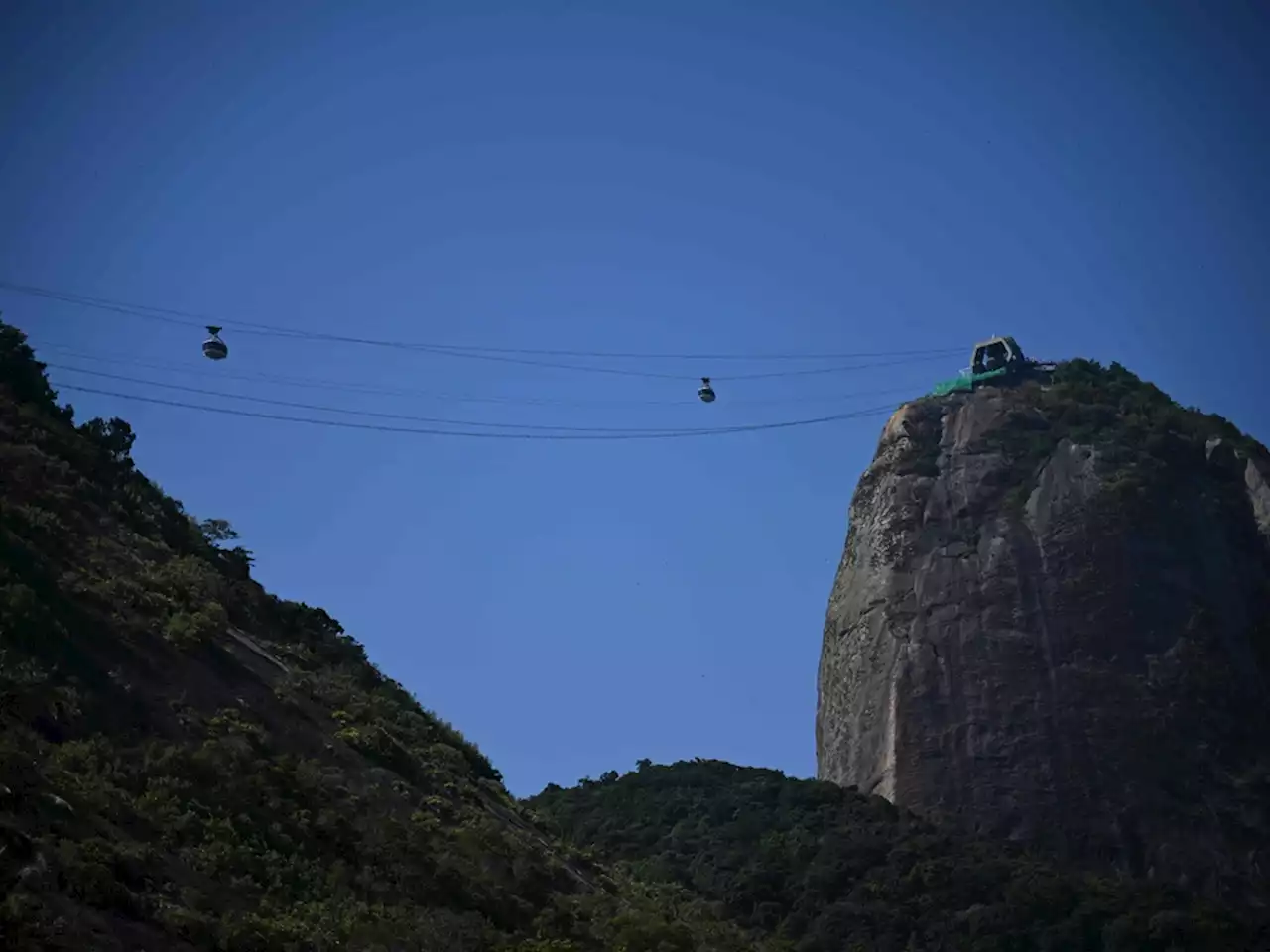 Residents protest zipline on Rio's iconic Sugarloaf Mountain