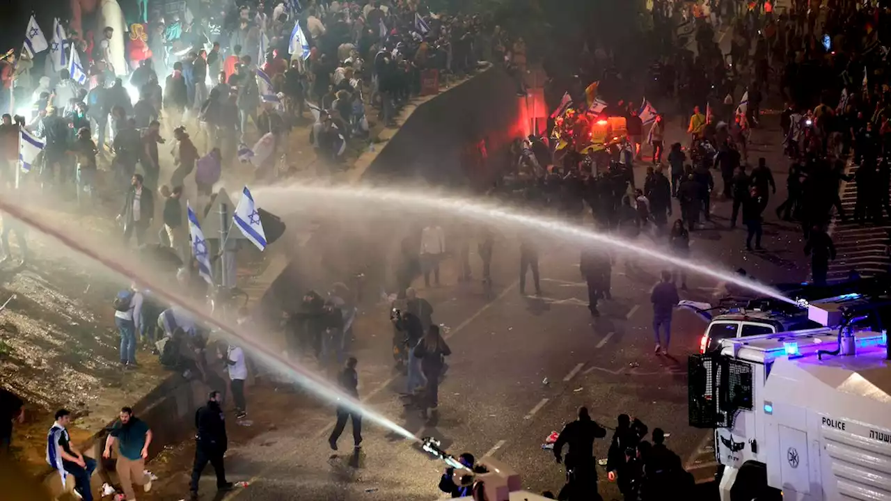 Politi bruger vandkanon mod demonstranter ved Netanyahus hjem