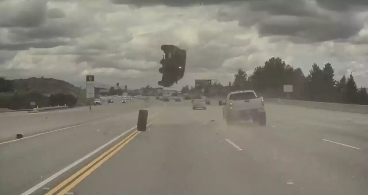 VIDEO. Spectaculaire accident de la route : une voiture projetée à plusieurs mètres de hauteur