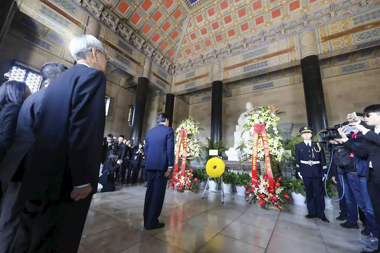 Former Taiwan leader Ma views Sun Yat-sen tomb in China tour