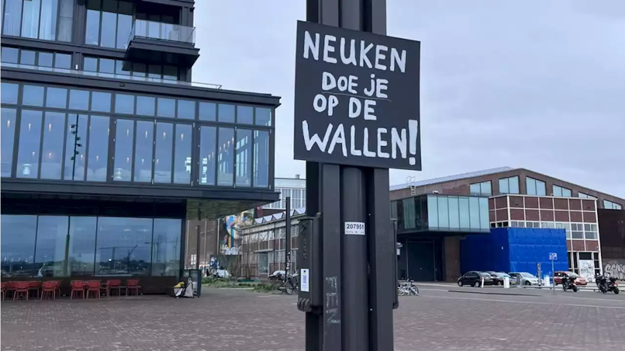 Protestborden op NDSM-werf: 'Neuken doe je op de Wallen'