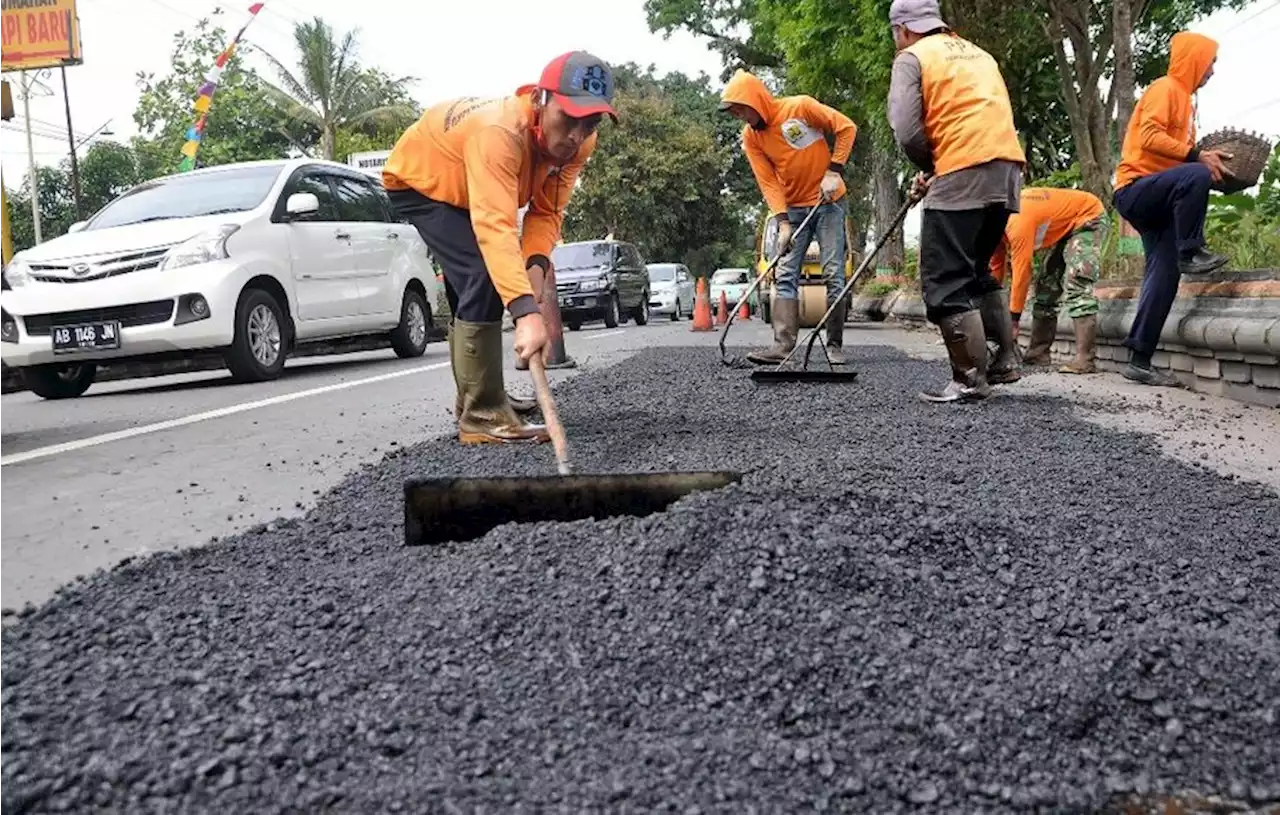 Jelang Mudik Lebaran, Perbaikan Jalan di Lumajang Dikebut