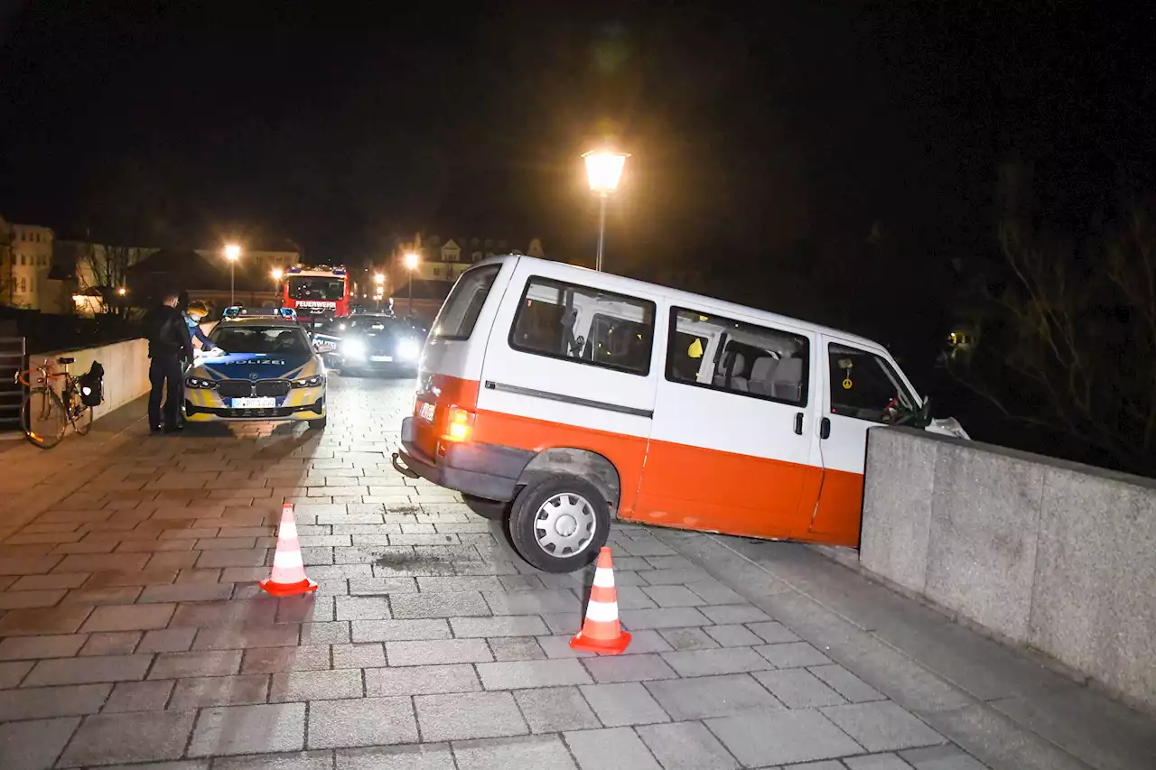 Kleinbus durchbricht Steinerne Brücke in Regensburg