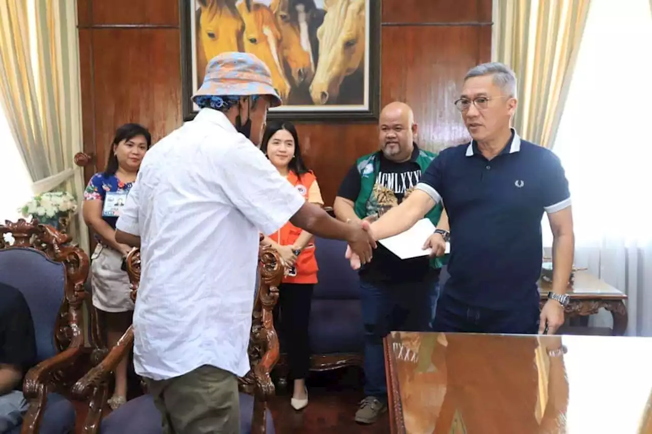 Cebu’s ‘human statue’ gets aid from Mandaue City gov’t