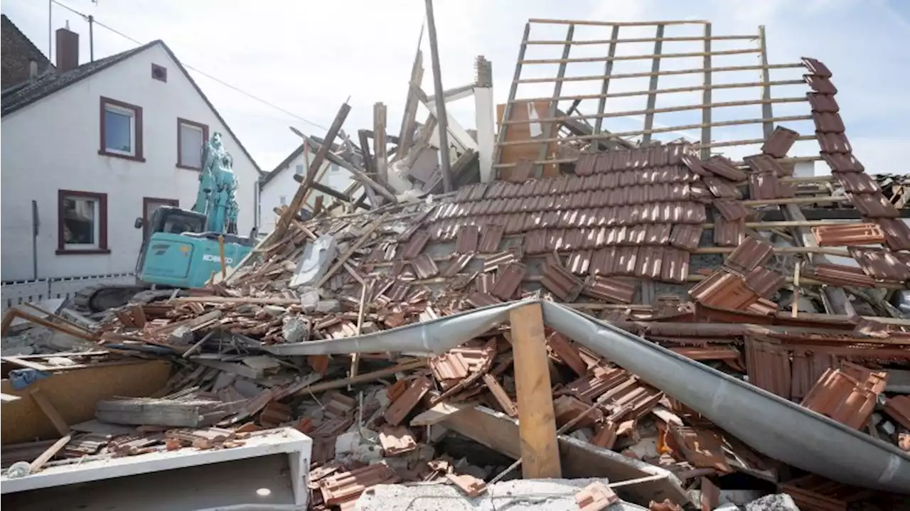 Einfamilienhaus stürzt nach Explosion ein - drei Verletzte