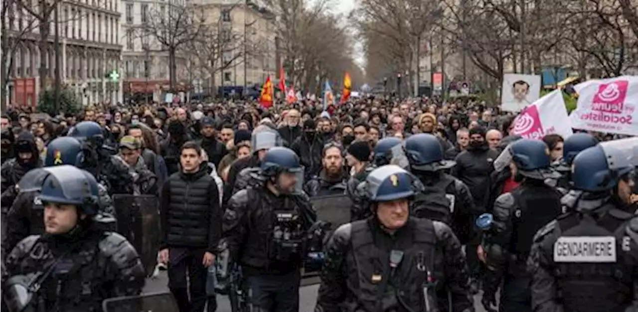 Parigi, la protesta non si ferma: 450 mila in piazza contro la riforma delle pensioni