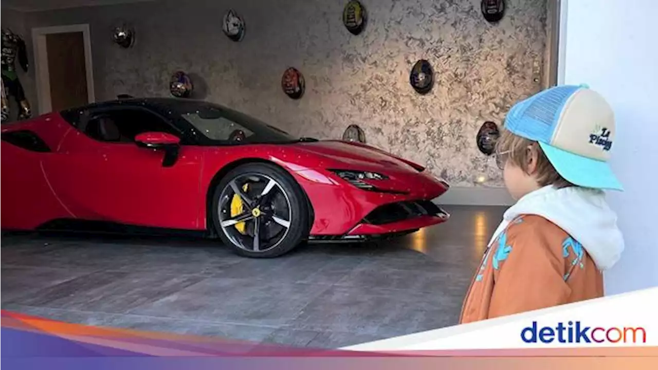 Umur 3 Tahun Dulu Kamu Ngapain? Bocah Ini Geber Ferrari di Sirkuit