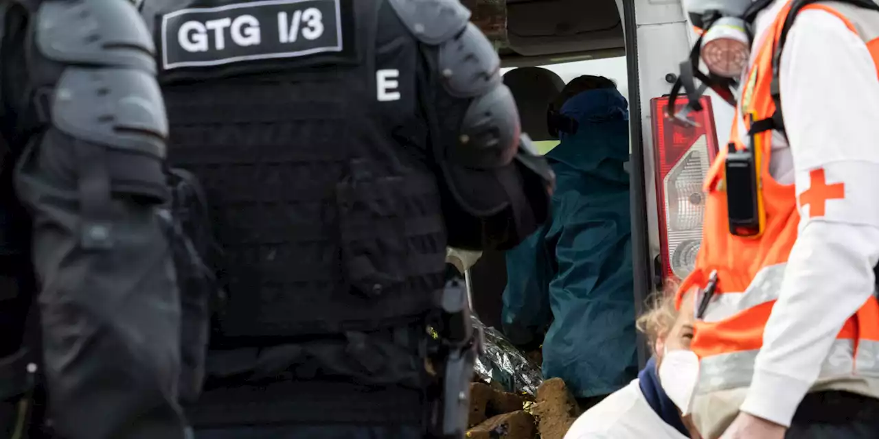 Sainte-Soline : le pronostic vital d'un manifestant blessé n'est plus engagé, selon les organisateurs