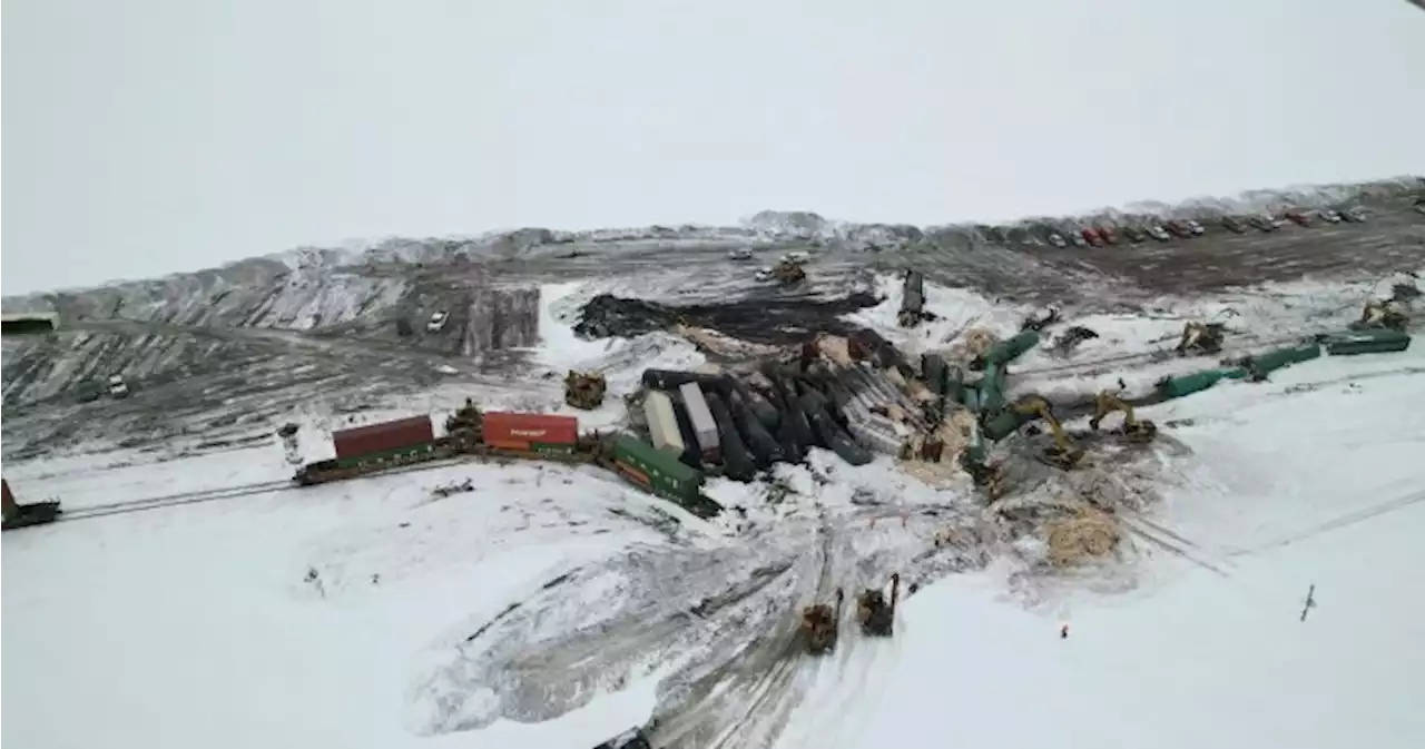 Canadian Pacific train derails in rural North Dakota, spilling hazardous chemicals | Globalnews.ca