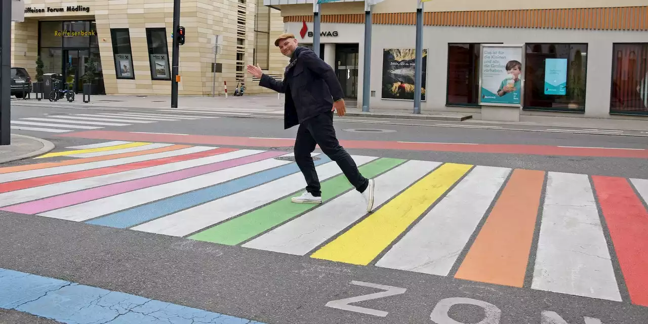 Mödling erhielt jetzt ersten Regenbogen-Zebrastreifen