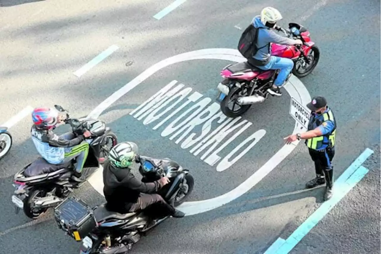 MMDA: Most comply with exclusive motorcycle lane but many still disregard it