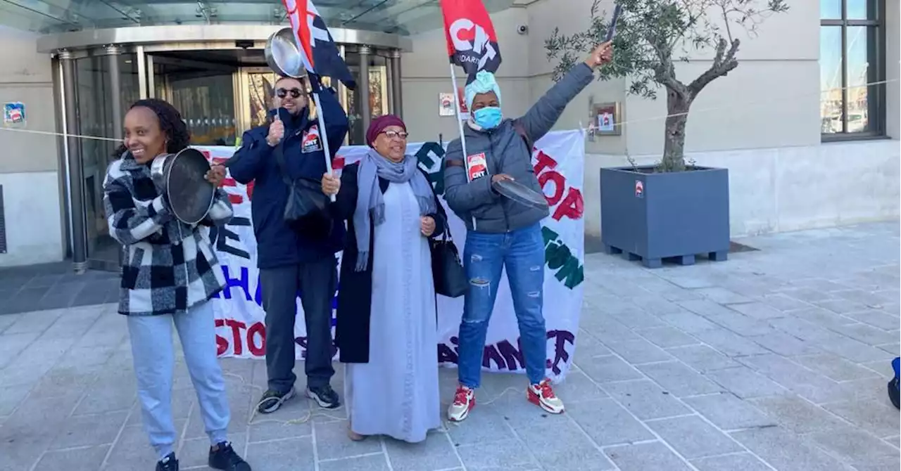 Marseille : les manifestants anti-réforme des retraites réveillent les touristes du Vieux-Port