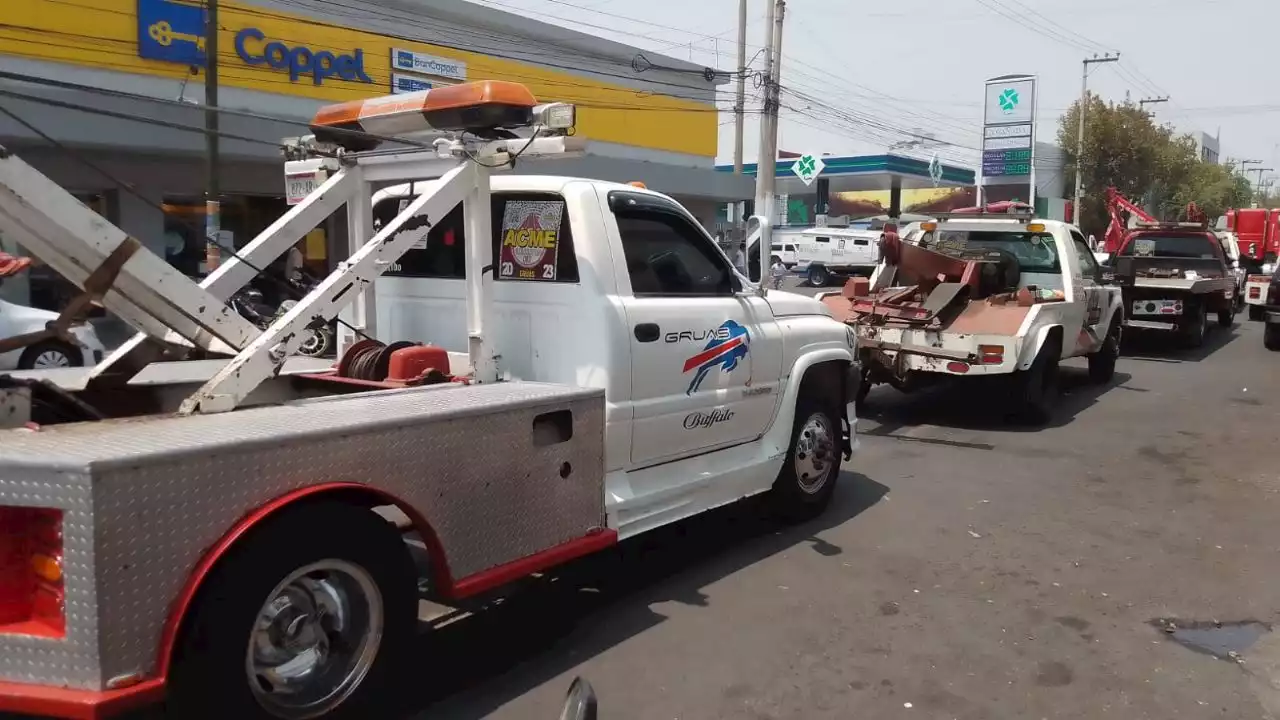 Bloqueo en Tlalnepantla; operadores de grúas denuncian irregularidades en FGR