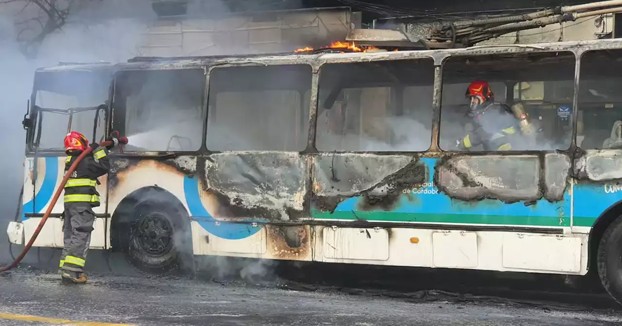 Video: se incendió un trolebús en pleno Centro de Córdoba | Sucesos | La Voz del Interior