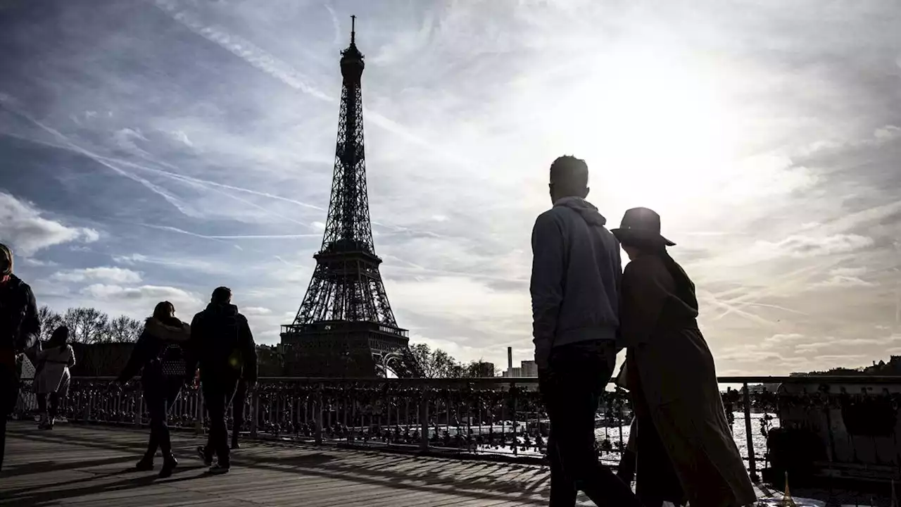 VIDÉO. Réforme des retraites : les touristes découvrent la tour Eiffel fermée