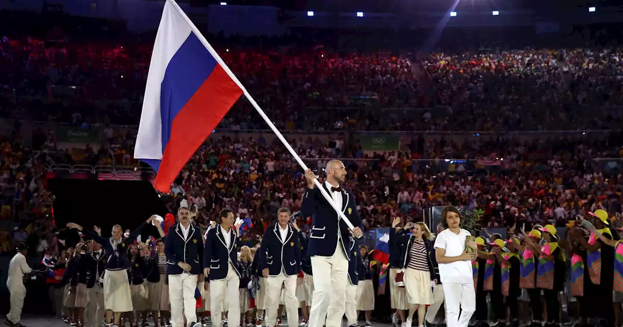 Le Comité international olympique rouvre la porte aux athlètes russes mais élude les JO 2024