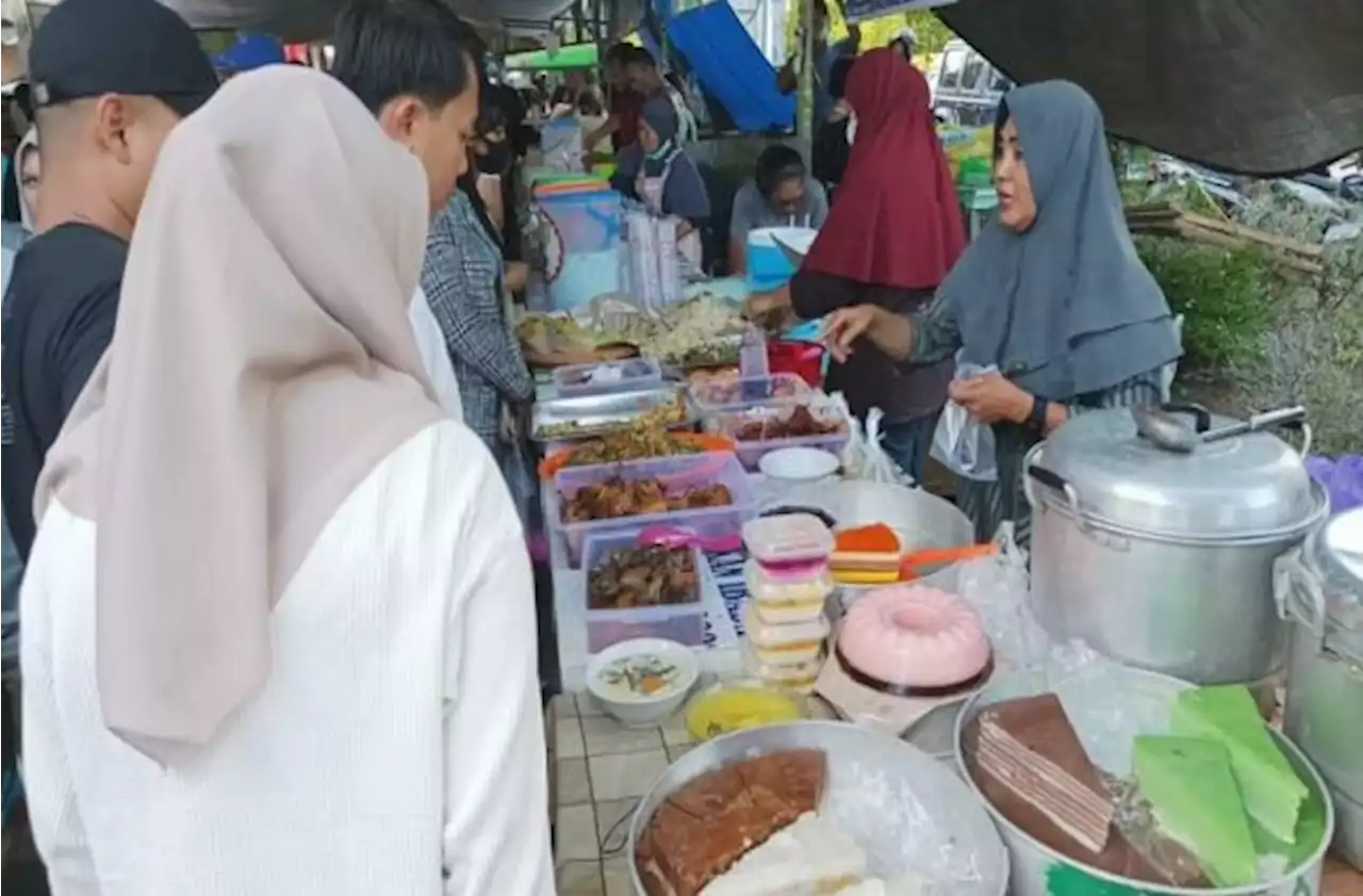 Pedagang Kue Musiman di Palangka Raya Raup Untung