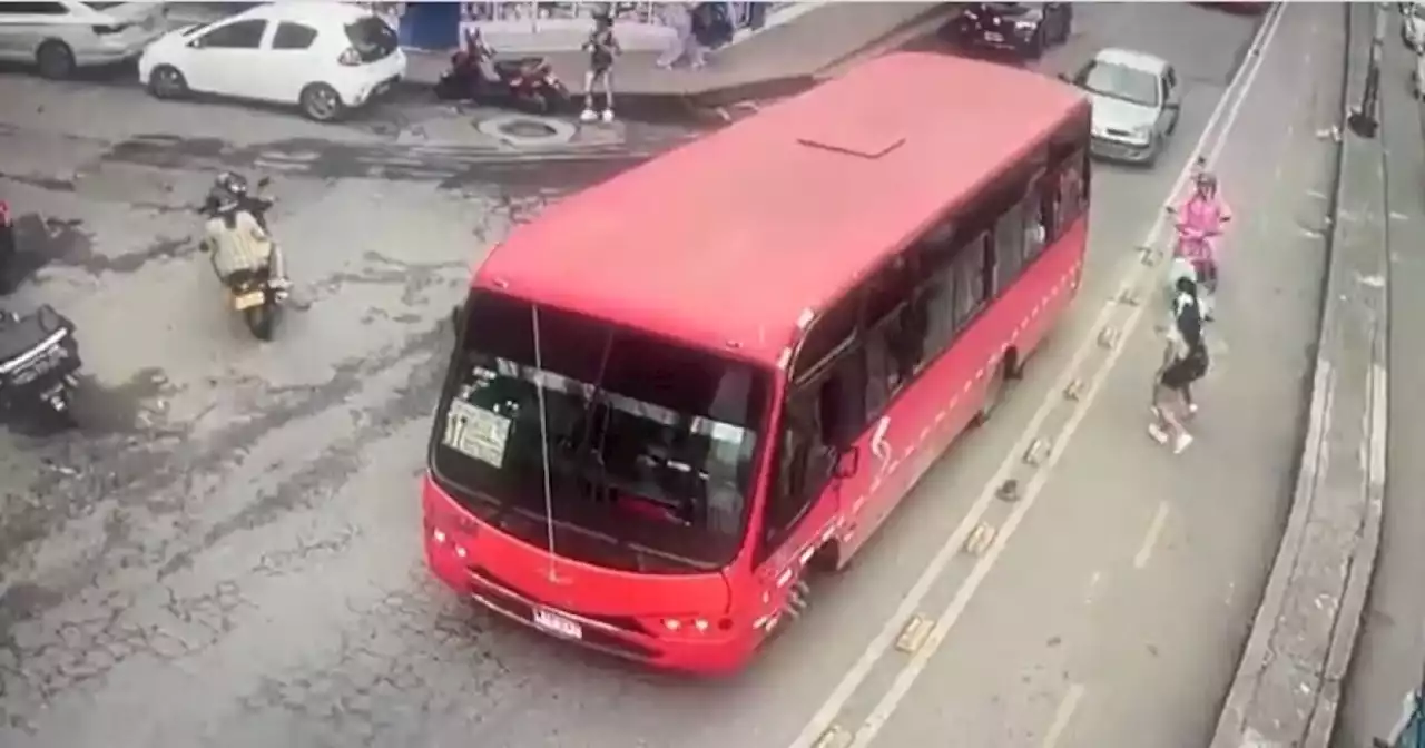 Video: imprudencia de motociclista y de peatona casi causa una tragedia en Ibagué