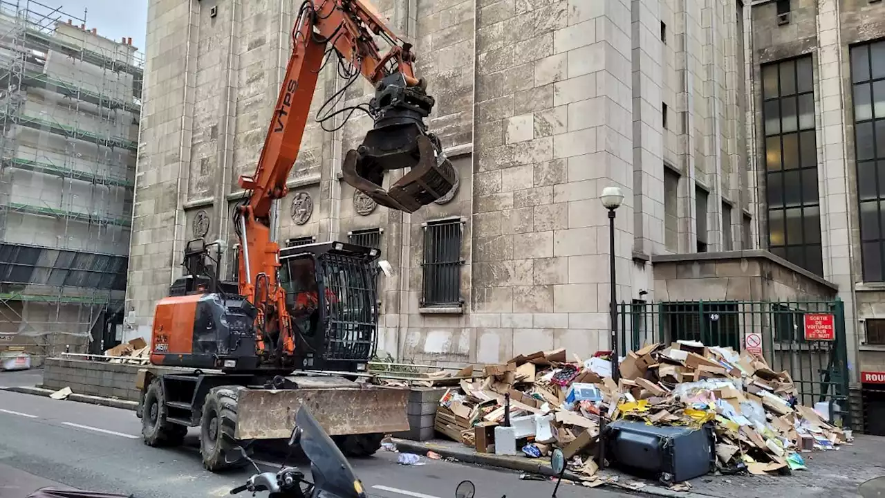 Paris befreit Straßen mit Baggern vom Müll