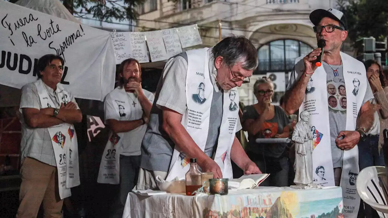 Huelga de hambre frente al Palacio de los Tribunales | Los Curas en la Opción por los Pobres rechazan la proscripción de CFK