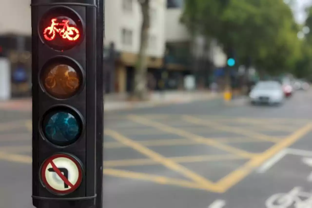 “That has to be a record”: Cyclist counts 20 vehicles parked in short cycle lane stretch – as council finally considers installing wands; Leeds’ new AI traffic lights “turn green for cyclists”; “Department for Cars strikes again” + more on the live blog