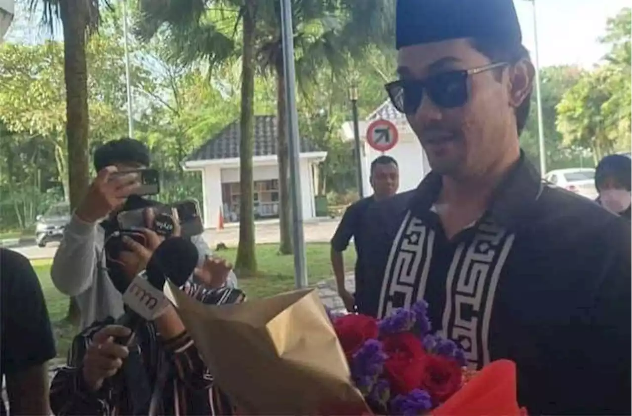 Farid Kamil shows up with flowers in divorce proceedings initiated by actress Diana Danielle