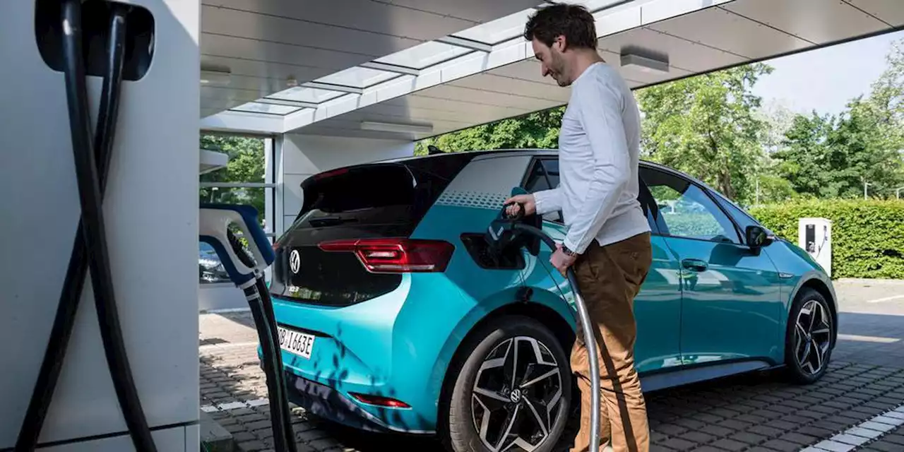 Automobile : l’UE valide définitivement la fin des moteurs thermiques en 2035
