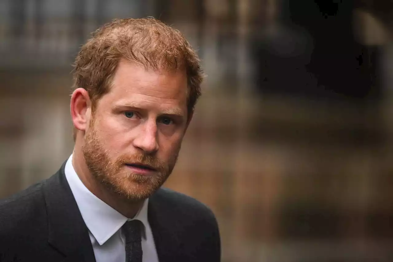 Le prince Harry accuse la famille royale de ne pas l’avoir informé des écoutes téléphoniques des tabloïds