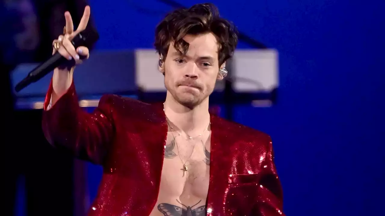 Harry Styles bacia Emily Ratajkowski ma TikTok mette in dubbio le sue «abilità da baciatore»