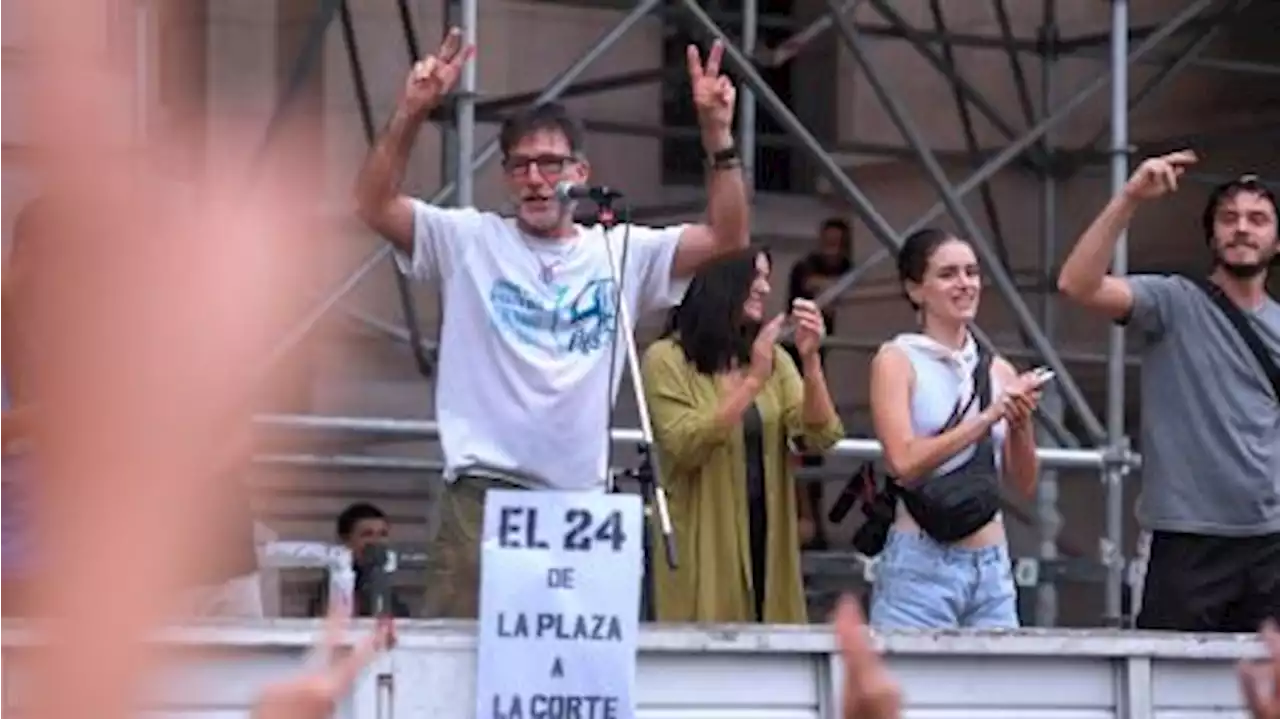 El padre Olveira cumple el quinto día de ayuno frente a Tribunales