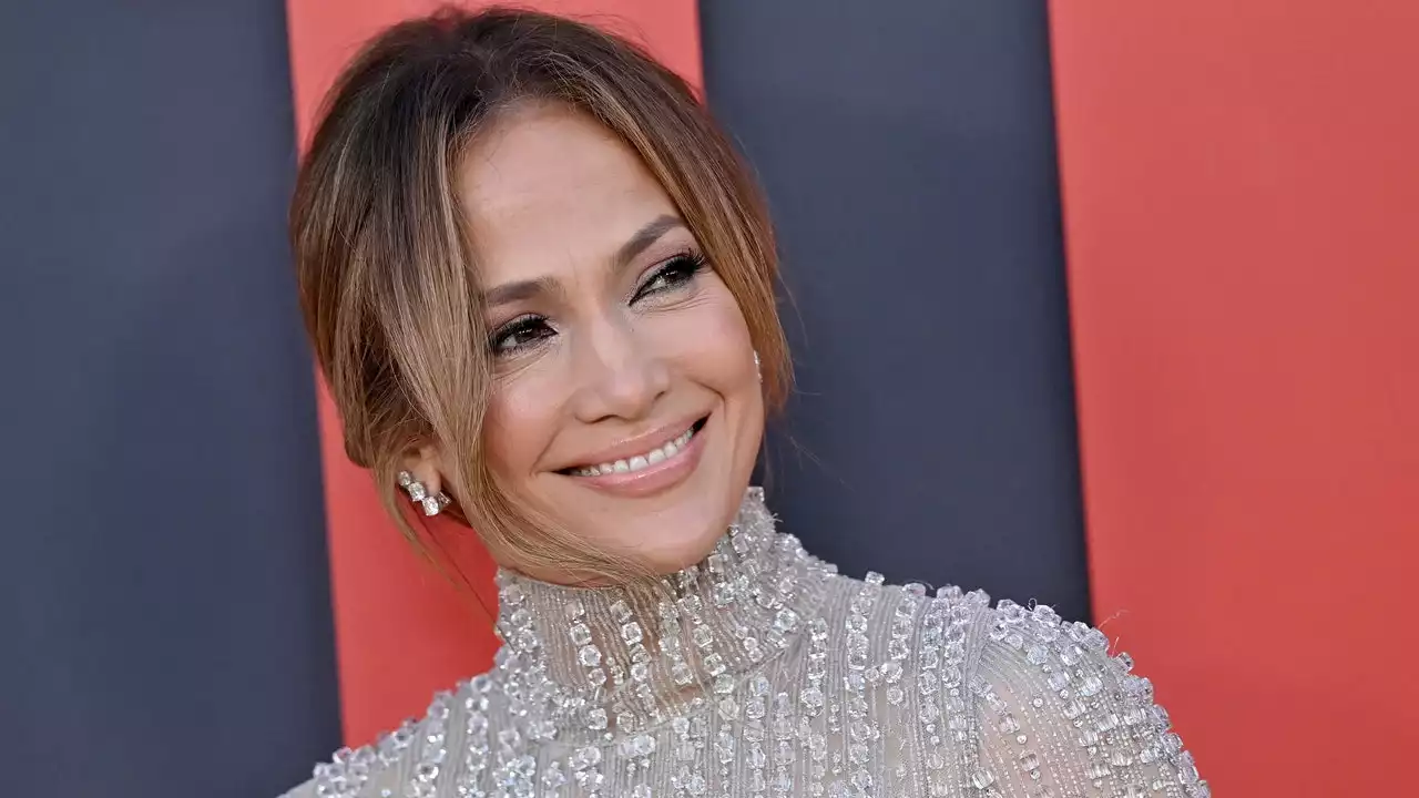 Jennifer Lopez's Latest Manicure: Glazed Donut Meets Fairy Dust