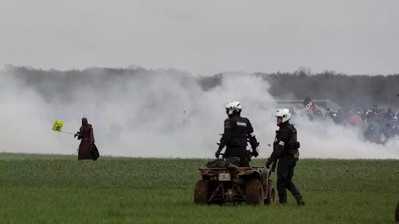 Sainte-Soline: une plainte déposée pour 'tentative de meurtre' et 'entrave aux secours'