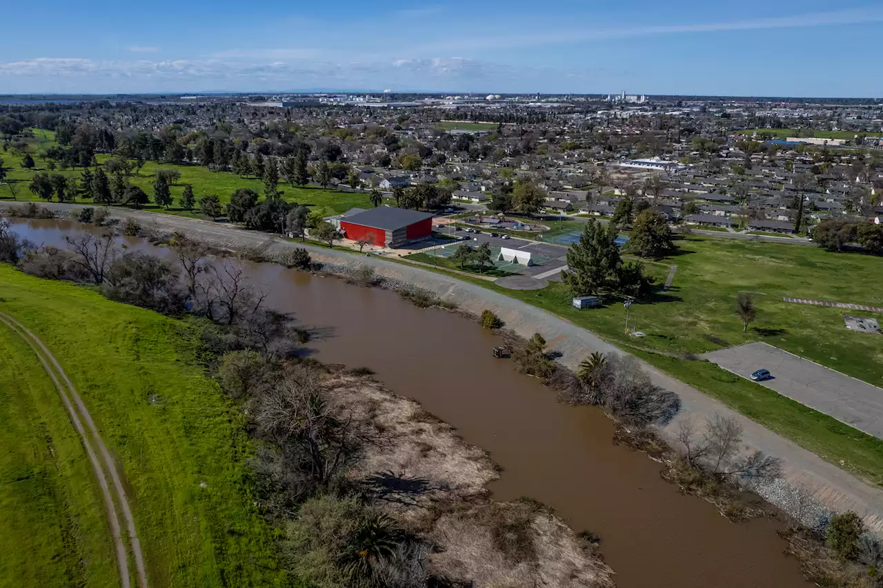 As floods endanger the San Joaquin Valley, Newsom cuts funding for floodplains