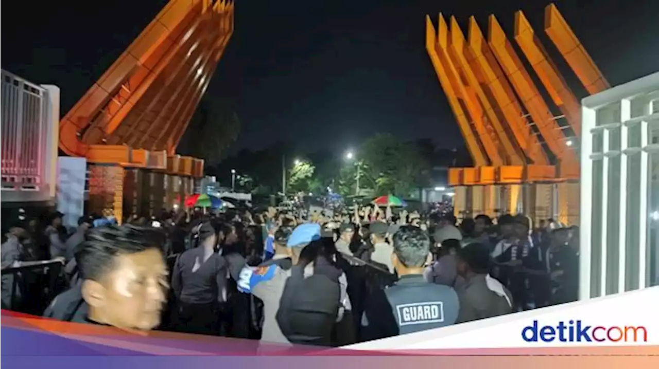 Memanas, Suporter Tanpa Tiket Paksa Masuk Stadion di Laga PSIS Vs Persebaya